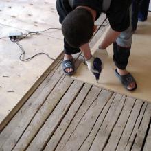 Как положить ламинат на деревянный пол — видео и особенности укладки Как правильно уложить ламинат на деревянный